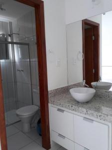 Coroa Vermelhacondomínio Mar da Galiléia的白色的浴室设有水槽和卫生间。