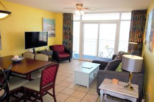 默特尔比奇Atlantica Resort III的客厅配有沙发和桌子