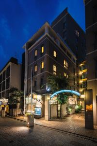松山多格酒店的一座晚上有蓝篷的建筑