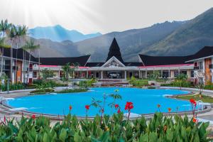 查亚普拉Hotel Suni Sentani的一座带大型游泳池和山脉的度假村