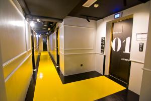 马六甲JonkeRED Heritage Hotel的大楼内黄色的走廊