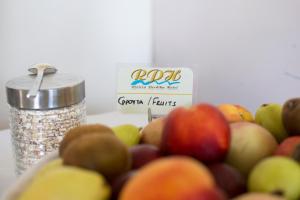 波帝卡波蒂卡维埃拉酒店的一堆水果,放在一个橡树容器旁边
