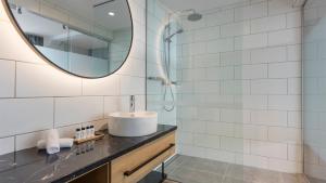 惠灵顿Oaks Wellington Hotel的一间带水槽和镜子的浴室