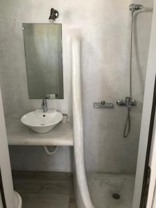 米克诺斯城Livin Mykonos Hotel的一间带水槽和镜子的浴室