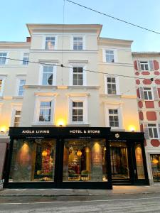 格拉茨Aiola Living Graz的白色建筑前的商店