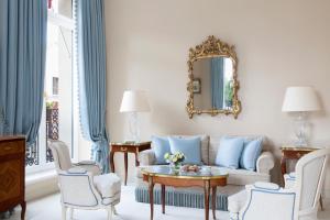 巴黎巴黎布里斯托尔酒店 - 奥克特品质酒店的客厅配有沙发、椅子和镜子
