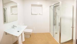 格罗韦L2 Apartamento O Grove Centro 2 hab con Aire Ac Parking的带淋浴、盥洗盆和卫生间的浴室
