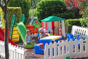 利尼亚诺萨比亚多罗Hotel Old River的两个孩子在花园里玩游戏