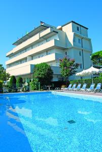 利尼亚诺萨比亚多罗Hotel Old River的大楼前设有游泳池的酒店