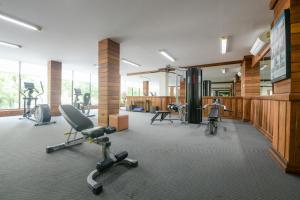 Ban Laem ChabangThe Route Sriracha Hotel And Residence的一间健身房,里面设有数个健身器材
