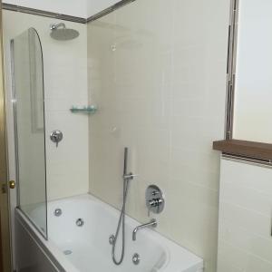 米兰布里斯托酒店的带淋浴和浴缸的浴室