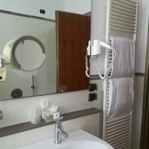 米兰布里斯托酒店的一间带水槽和镜子的浴室