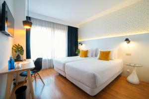 穆尔西亚Hotel Cetina Murcia的酒店客房设有一张大床和一张书桌。