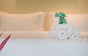 奥南海滩Aonang Eco Villa - SHA Extra Plus的一只玩具大象坐在床上的毛巾上