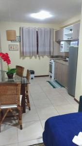 皮帕Solar Pipa Praia Flats的厨房以及带桌椅的用餐室。