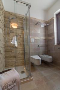 切里尼奥拉B&B Dimmito的带淋浴、卫生间和盥洗盆的浴室