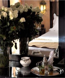 马拉喀什蒙特古里兹酒店及水疗中心的一间卧室配有一张床和一张花瓶桌子