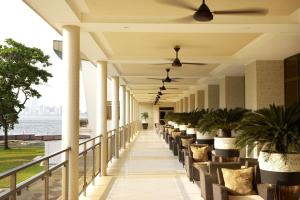 拉各斯联邦宫酒店和赌场的走廊上设有椅子和植物的酒店