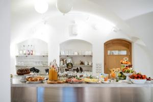 捷克克鲁姆洛夫罗曼蒂克精品酒店的厨房在柜台上供应自助餐