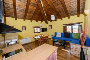 La CodoñeraCasa rural Lo Regolfo的客厅配有蓝色的沙发和桌子