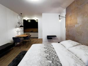 华沙Come&Stay apartments Wola的一间卧室配有一张大床和一张桌子