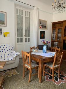 萨沃纳Resort Villa Rosa Maria的客厅配有桌椅和沙发