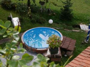 萨森海姆克诺多度假屋的一座花园,花园内设有浴缸、长凳和球形
