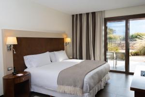 卡法亚特格雷斯卡法亚特酒店的酒店客房设有一张床和一个大窗户