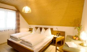 拉姆森兰德卡斯福和顺酒店的一间卧室配有一张床、一张书桌和一个窗户。