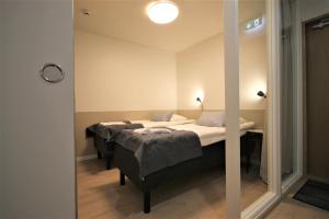 瓦尔考斯Forenom Aparthotel Varkaus的一间卧室配有两张床和镜子