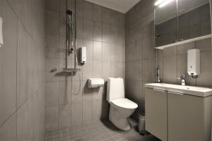 瓦尔考斯Forenom Aparthotel Varkaus的浴室配有卫生间、淋浴和盥洗盆。