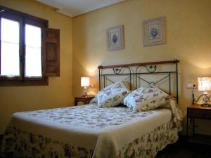 奥查加维亚Apartamentos Pistolo的一间卧室配有一张带两个枕头的床