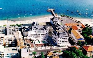 阿卡雄Appart'hôtel Le Trianon的享有海滩和建筑的空中景致