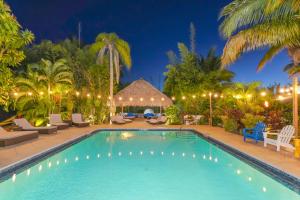 萨拉索塔Siesta Key Palms Resort的夜间在度假村的游泳池