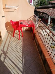 OrsomarsoLa nuova locanda的阳台顶部的红色桌子