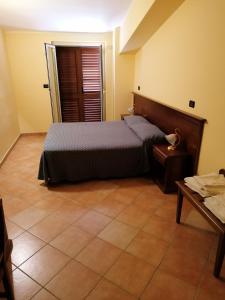 OrsomarsoLa nuova locanda的一间卧室配有一张床和一张桌子