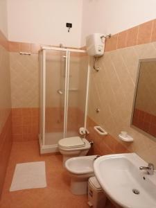 OrsomarsoLa nuova locanda的带淋浴、卫生间和盥洗盆的浴室