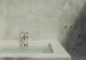 科巴Coqui Coqui Papholchac Coba Residence & Spa的浴缸、带水龙头的淋浴