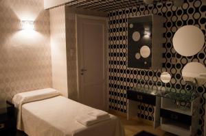圣胡安讷沃苏左酒店的酒店客房,配有床和镜子