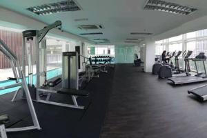 吉隆坡Setapak @ Zeta Suite的健身房,配有一排跑步机和机器
