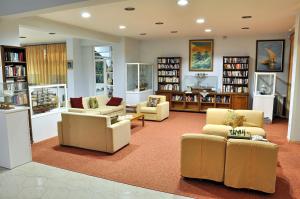 阿利卡纳斯瓦莱州饭店的图书馆内带沙发和椅子的客厅