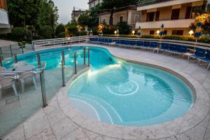 卡托利卡托雷塔酒店的大楼内的一个蓝色海水游泳池