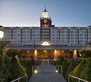 加登城花园城酒店的一座拥有钟楼的大型建筑的酒店