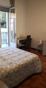卡萨莱蒙费拉托Casa della Sala Spada的一间卧室配有一张床、一张桌子和一把椅子