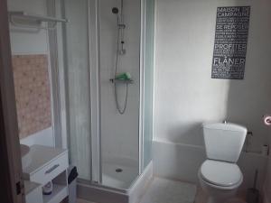 圣梅尔埃格利斯Sainte-Mère-Église - Ferme de Beauvais的带淋浴和白色卫生间的浴室