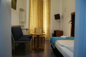 柏林加尼阿贝纳酒店的酒店客房,配有床、桌子和椅子