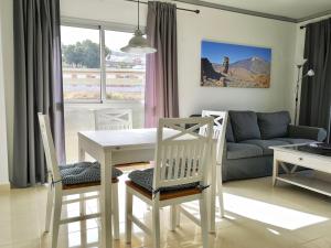 拉奥罗塔瓦Casa Milagros by TOR的客厅配有桌椅和沙发