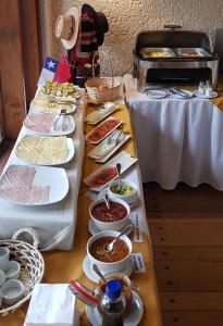 卡斯特鲁德卡斯特罗酒店的自助餐,包括食物和碗