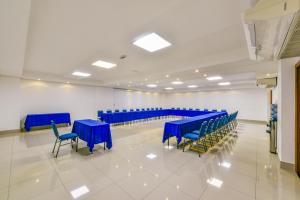 戈亚尼亚微风机场广场酒店的一间会议室,配有蓝色的桌椅
