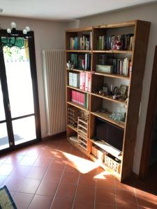 塔武利亚Casa Riccardo的书架的房间